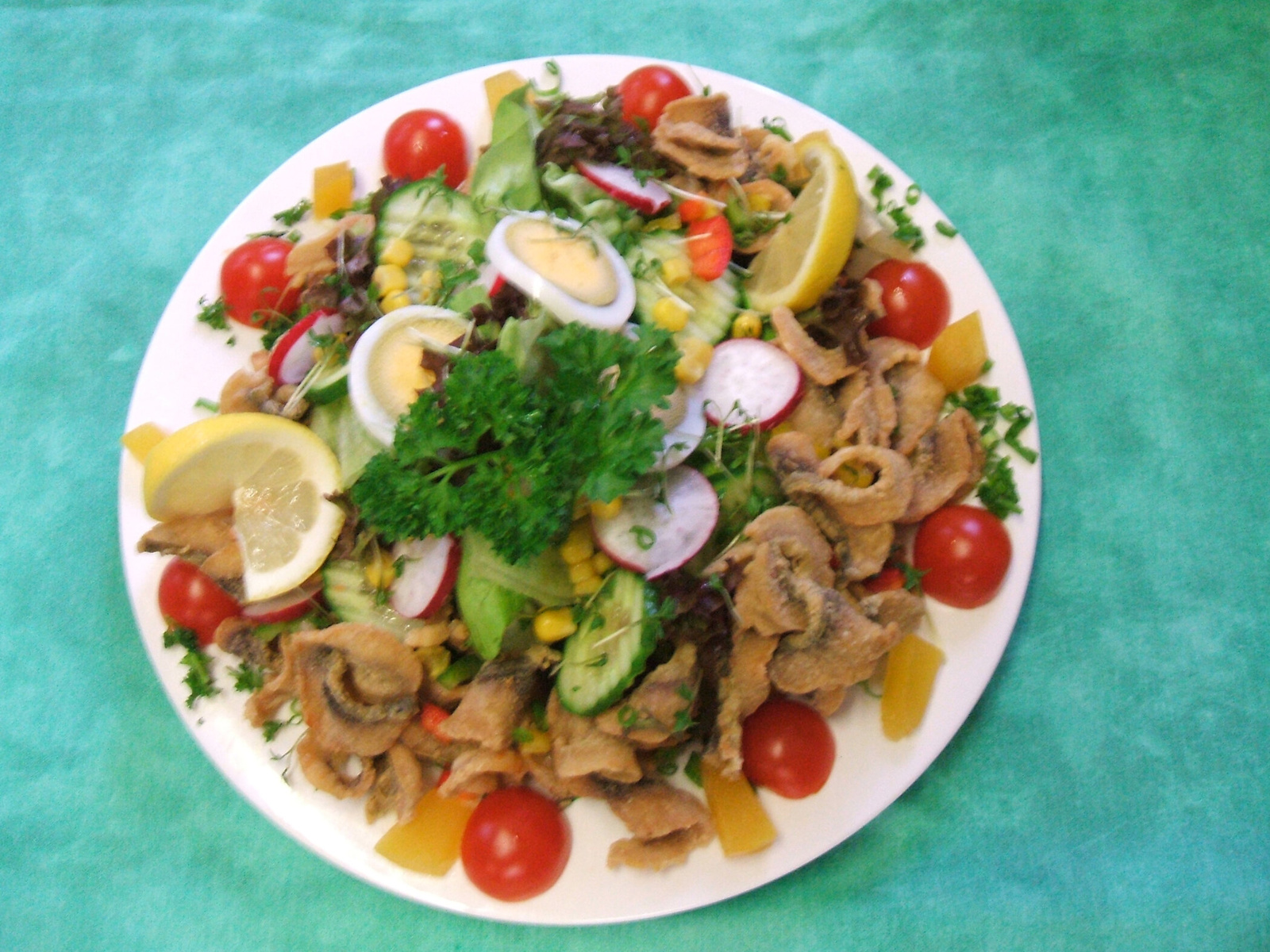 frittierte Fischstreifen auf buntem Salat