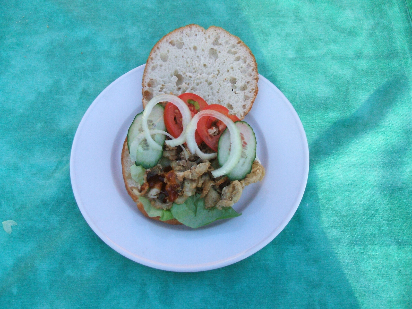 Brot mit frittierten Fischstreifen