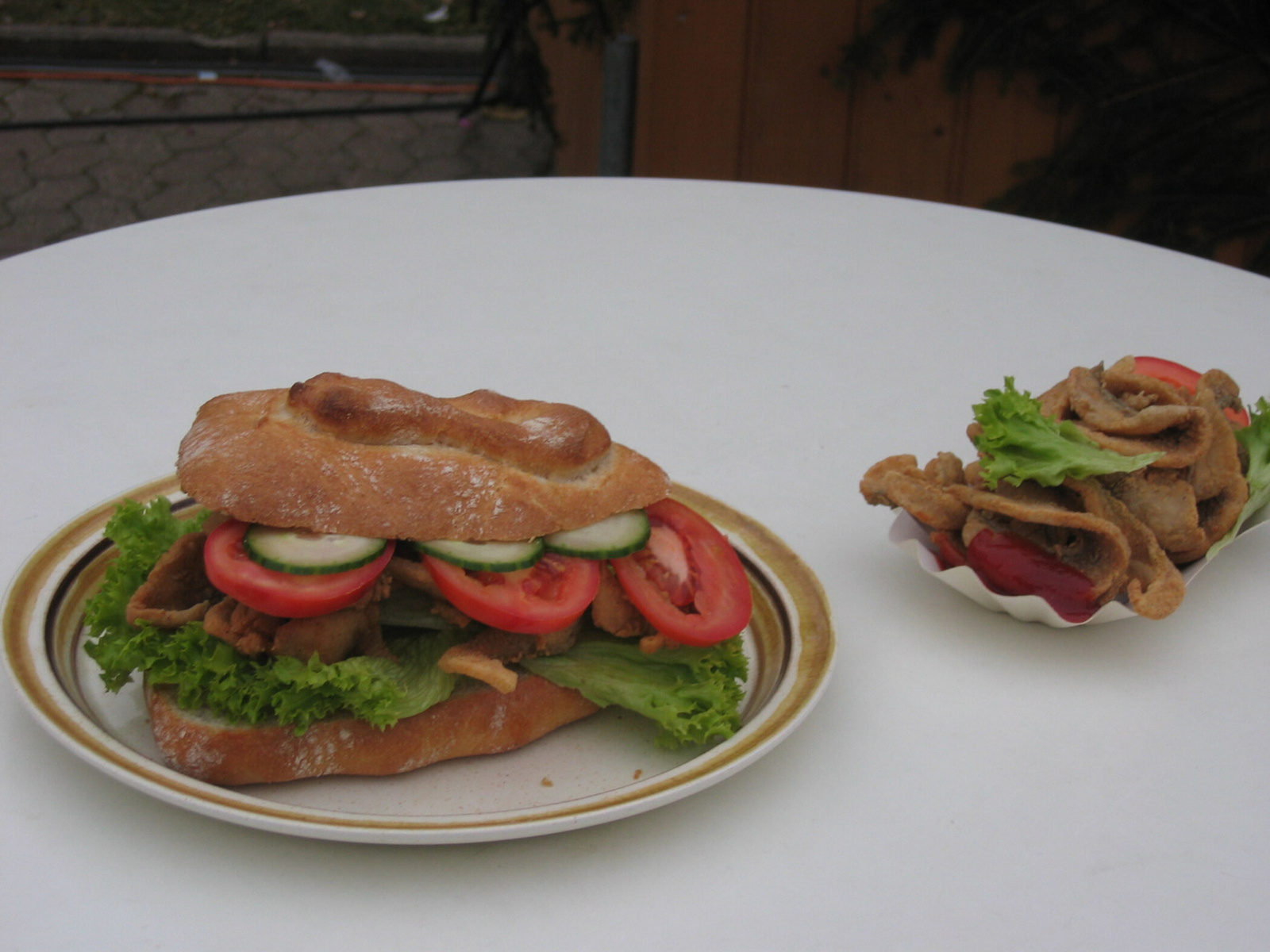 Brot mit frittierten Fischstreifen