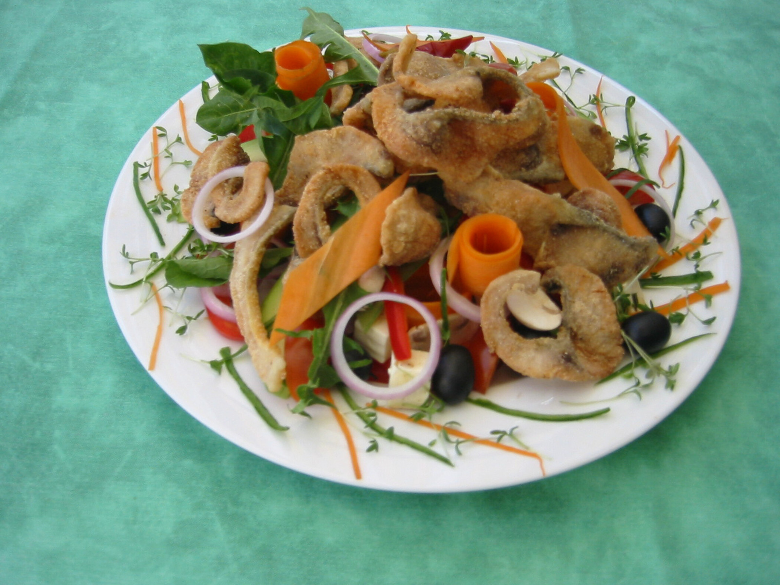 frittierte Fischstreifen auf buntem Salat