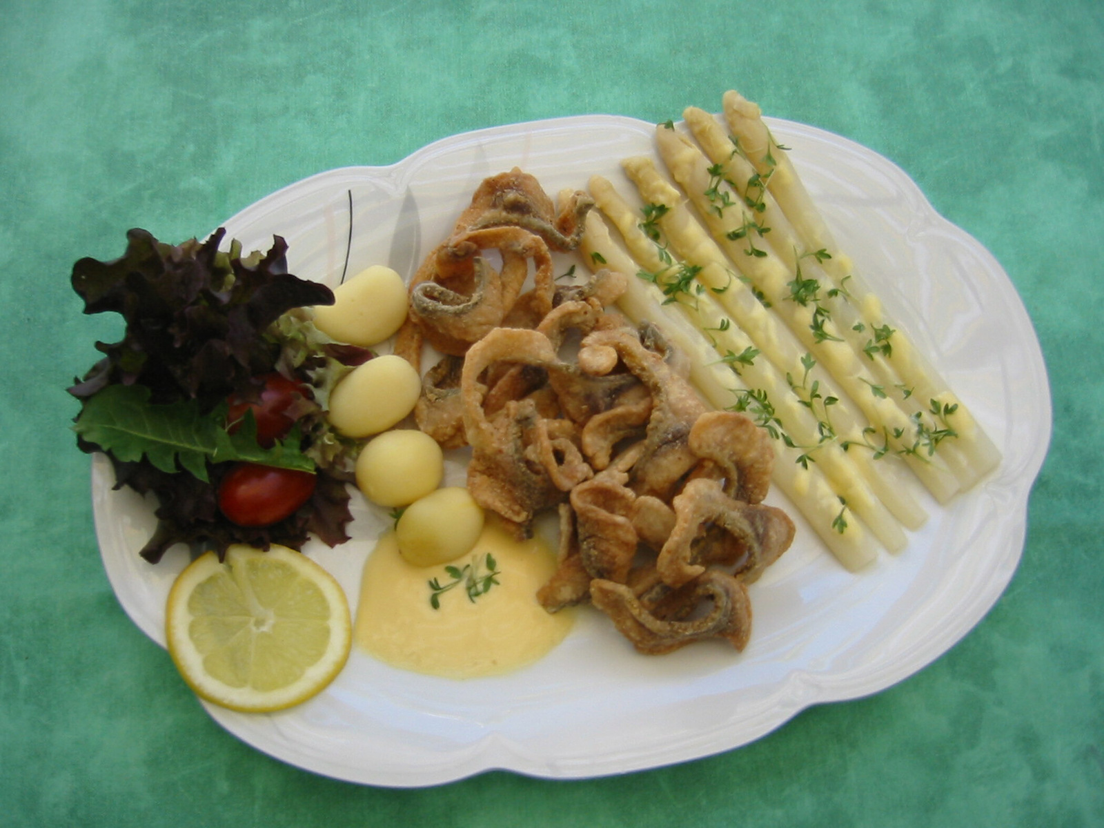 frittierte Fischstreifen mit Spargel